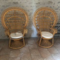 Location Fauteuil vintage en rotin avec coussin d'assise. Mahe. L 110 x p 60 x h150cm